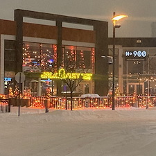 Magnifique-installation-des-lumires-de-Nol-pour-les-restaurants-Laval 5